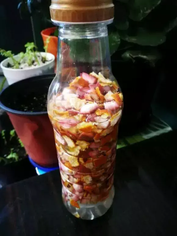 我们一共要给60盆花浇水,我已经浇了18盆，王大爷养花，只浇一种水，花肥没买过，偏偏盆盆都很旺