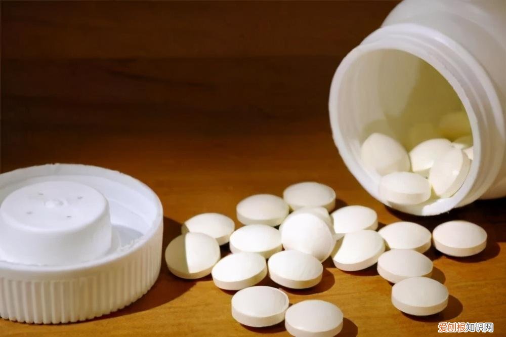 怎样养花不烂根视频，养花先养根，做好5件事，花草不烂根，大白根直冒