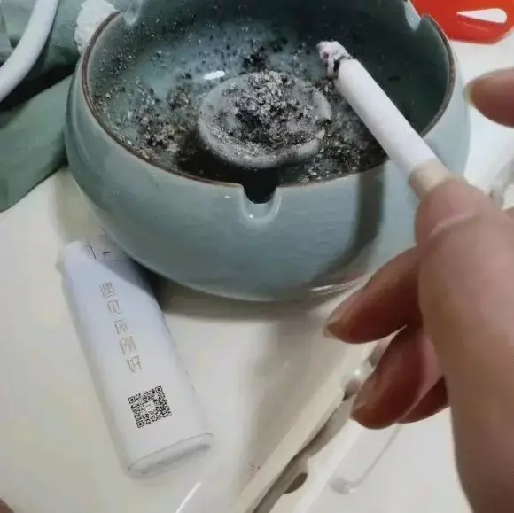 80年代的花盆有收藏价值吗,老花匠在盆里撒点粉末,不招虫不黄叶,狂开花呼呼爆盆