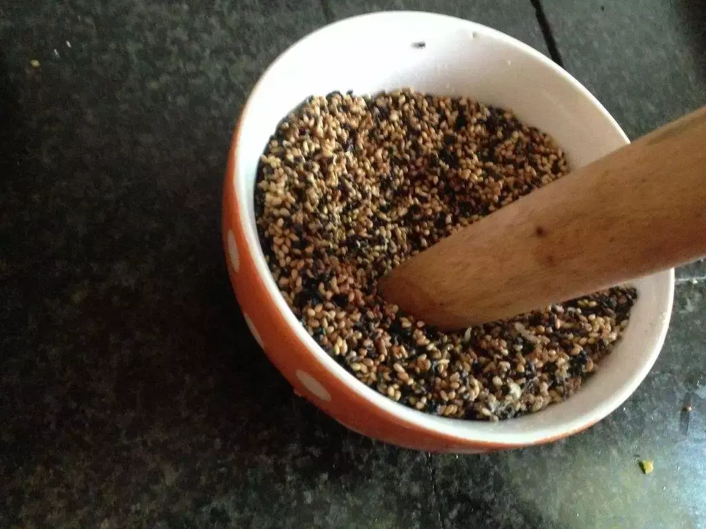 80年代的花盆有收藏价值吗,老花匠在盆里撒点粉末,不招虫不黄叶,狂开花呼呼爆盆