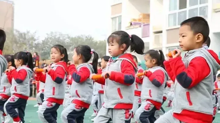 小班家园共育 温馨提示 小知识总结,家园共育 | 幼儿园温馨提示:小寒至,请这样给孩子穿衣服