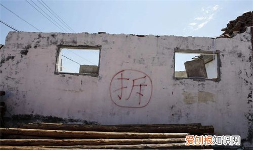 拆迁安置费是按户还是按人头，拆迁安置费补偿是户主一个人的吗