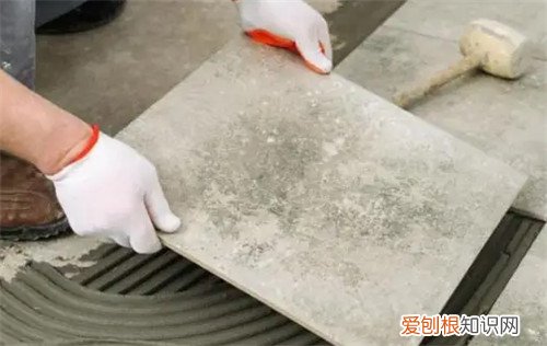 瓷砖胶加水泥贴砖会掉吗，瓷砖掉了可以用胶粘吗