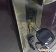 钥匙卡住了,拔不下,怎么办，钥匙拔不出来卡住了