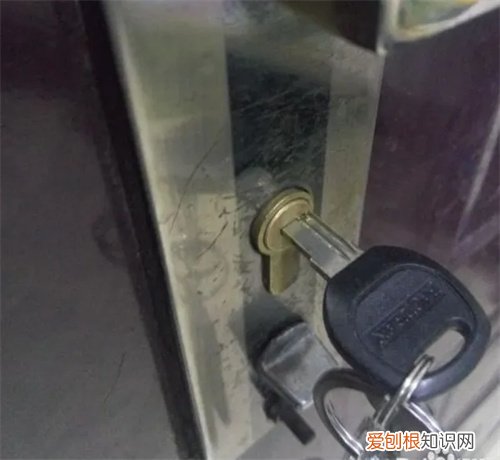 钥匙卡住了,拔不下,怎么办，钥匙拔不出来卡住了