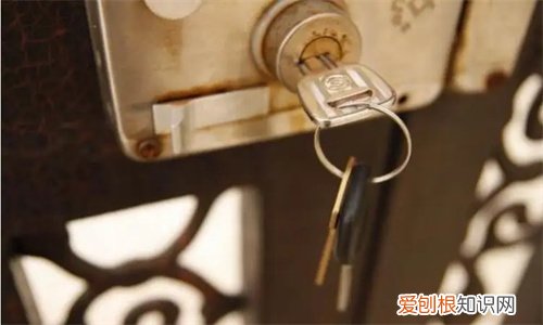 钥匙卡住了,拔不下,怎么办，钥匙拔不出来卡住了
