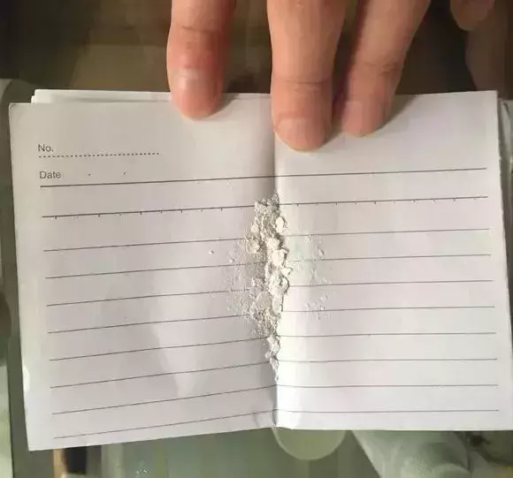 花的叶子蔫了还能救活吗，花盆里浇1勺，再萎蔫难活的花，7天后叶绿根壮，重新爆满盆
