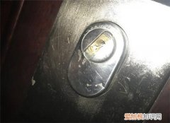 钥匙断一半在锁心里怎么取出来，钥匙断在锁心里该怎么拿出来