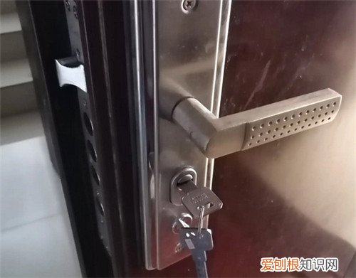钥匙断一半在锁心里怎么取出来，钥匙断在锁心里该怎么拿出来