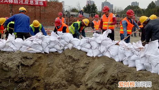 发生水灾的自救及救助方法，洪水来临落入水中如何自救视频