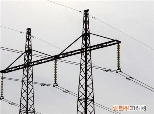 高压线一般与几楼平行，高压线一般与几楼平行?