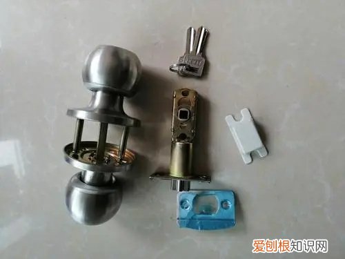 怎么撬锁房间门，房间门锁怎么拆开