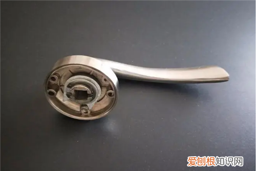 铝合金门锁坏了怎么换锁，铝合金门锁坏了怎么换锁芯图解