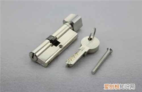 铝合金门锁坏了怎么换锁，铝合金门锁坏了怎么换锁芯图解