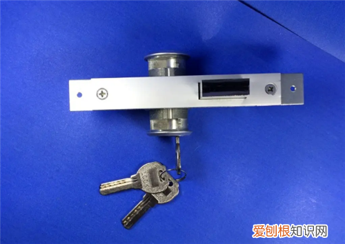 铝合金门锁坏了怎么换锁，铝合金门锁坏了怎么换锁芯图解