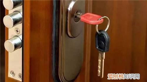 门内插钥匙门外打不开原理是什么，门内插钥匙门外打不开原理是什么意思