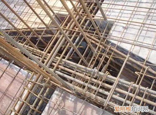 屋面框架梁上部钢筋锚固长度是多少，屋面框架梁梁锚柱的锚固长度是多少