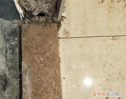 地砖下的积水一年不干如何处理，地砖下面的积水怎么能弄干