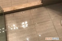 地砖下的积水一年不干如何处理，地砖下面的积水怎么能弄干