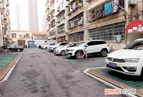 老小区凭什么收停车费，老旧小区应该收停车费吗