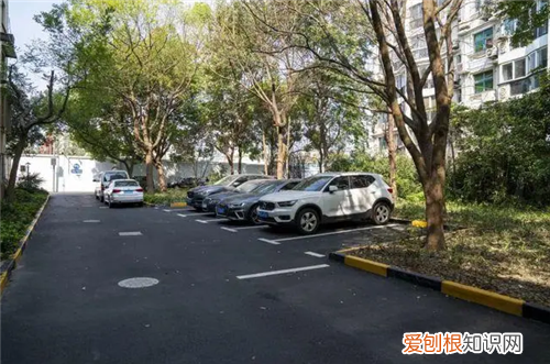 老小区凭什么收停车费，老旧小区应该收停车费吗