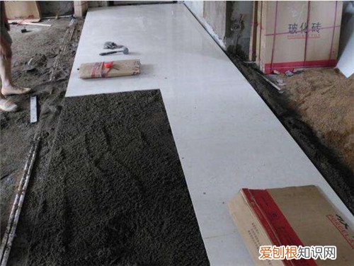 先刮腻子还是先铺地砖，家装先贴地砖还是先刮腻子