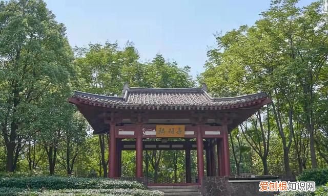「汪治平诗词1」春红秋华摇曳艳，心缘古寨久湖乡