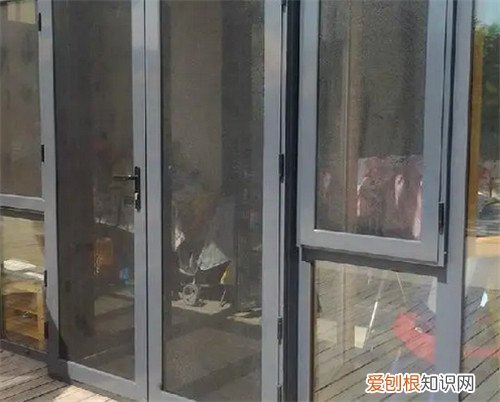 纱窗怎么装进卡槽，纱窗下面的卡槽如何装