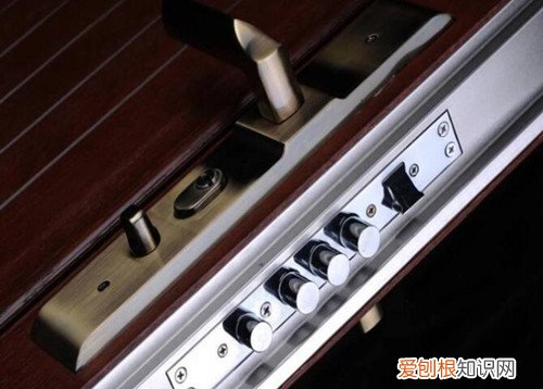 门从里边拧了反锁了打不开怎么办，门从里面反锁拧不动怎么办