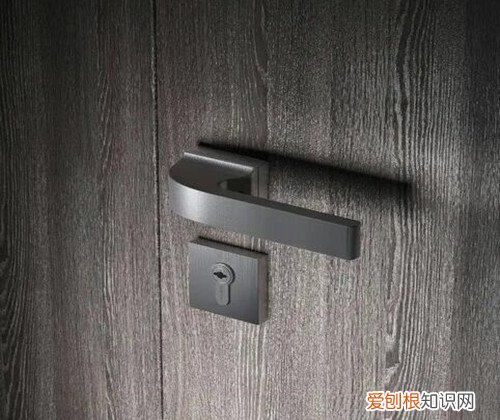 门从里边拧了反锁了打不开怎么办，门从里面反锁拧不动怎么办