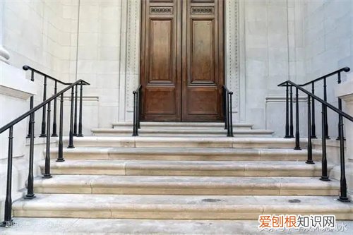 怎样才算楼梯对着大门，大门能对着楼梯吗