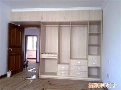 屋里新打个衣柜可以住人吗，房间里新打了柜子能住人吗