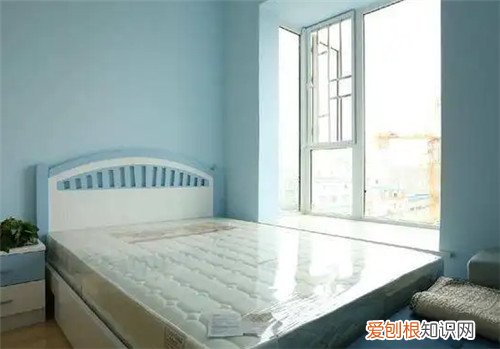 房子一边住人一边刷墙可以吗,刚刷了墙的房子能住人吗?
