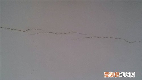 天花板细长裂缝危险吗，天花板有裂缝