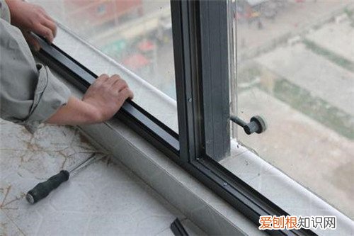 窗户凹槽下雨大风就漏水是什么原因，下大雨楼房窗户缝漏水
