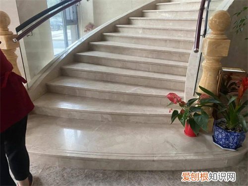 楼梯坡度多少合适，一般楼梯的坡度有多少度