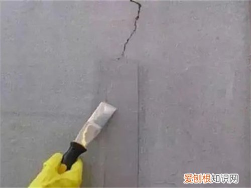 墙面第一遍是刮石膏还是腻子，墙面第一遍是刮石膏还是腻子呢