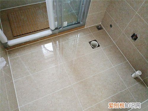 卫生间地面渗水不想砸瓷砖怎么处理，卫生间地砖砸了墙砖不砸防水怎么做