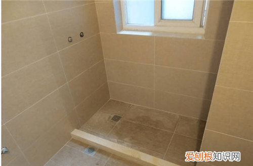 卫生间地面渗水不想砸瓷砖怎么处理，卫生间地砖砸了墙砖不砸防水怎么做