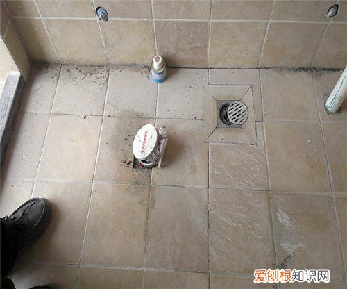 卫生间地面渗水不想砸瓷砖怎么处理，卫生间地砖砸了墙砖不砸防水怎么做