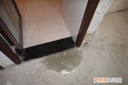 卫生间地面渗水不想砸瓷砖怎么处理，卫生间地砖砸了墙砖不砸防水怎么做