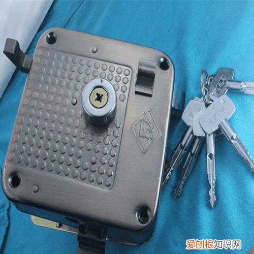 老式门锁怎么安装,老式门锁怎样安装