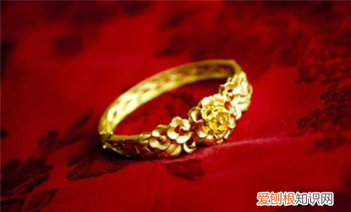 一般订婚是买金戒指还是钻戒 平常是戴钻戒还是对戒