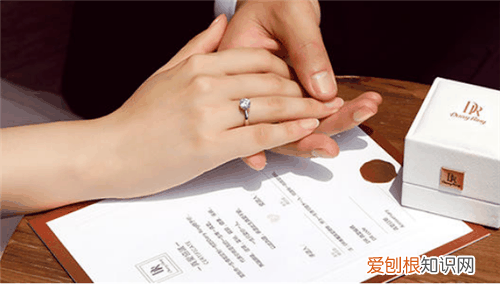 大家日常戴钻戒还是对戒 对戒钻戒同时戴怎样戴呢