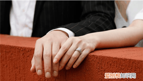 大家日常戴钻戒还是对戒 对戒钻戒同时戴怎样戴呢