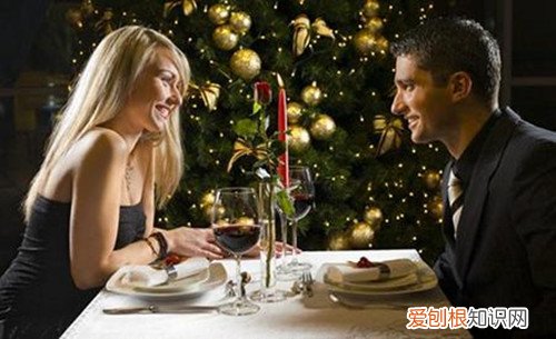 第一次跟女生聊天怎么聊 跟女生聊天聊什么不尴尬