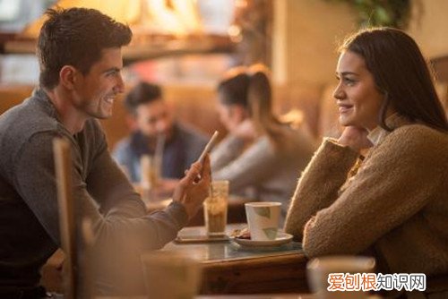第一次跟女生聊天怎么聊 跟女生聊天聊什么不尴尬