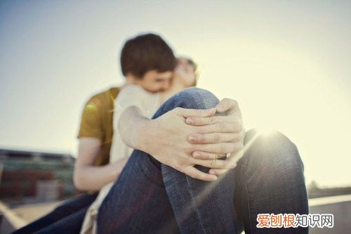 怎么让男生主动找你聊天 这五种方法让男生主动找你聊天