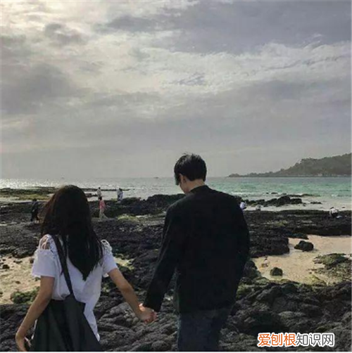 搞笑幽默秀恩爱的说说 如何正确的在朋友圈秀恩爱