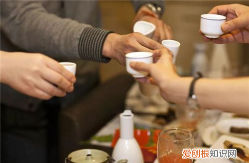 家长和老师吃饭敬酒说什么 敬酒应该注意哪些